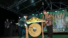 MERIAH: Wakil Bupati Sumenep KH. Imam Hasyim memukul gong sebagai tanda dibukanya Festival Tani Ganding 2026 di Lapangan Duwa’ Labuh, Kecamatan Ganding (Dok. Seputar Jatim)
