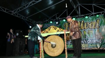 MERIAH: Wakil Bupati Sumenep KH. Imam Hasyim memukul gong sebagai tanda dibukanya Festival Tani Ganding 2026 di Lapangan Duwa’ Labuh, Kecamatan Ganding (Dok. Seputar Jatim)