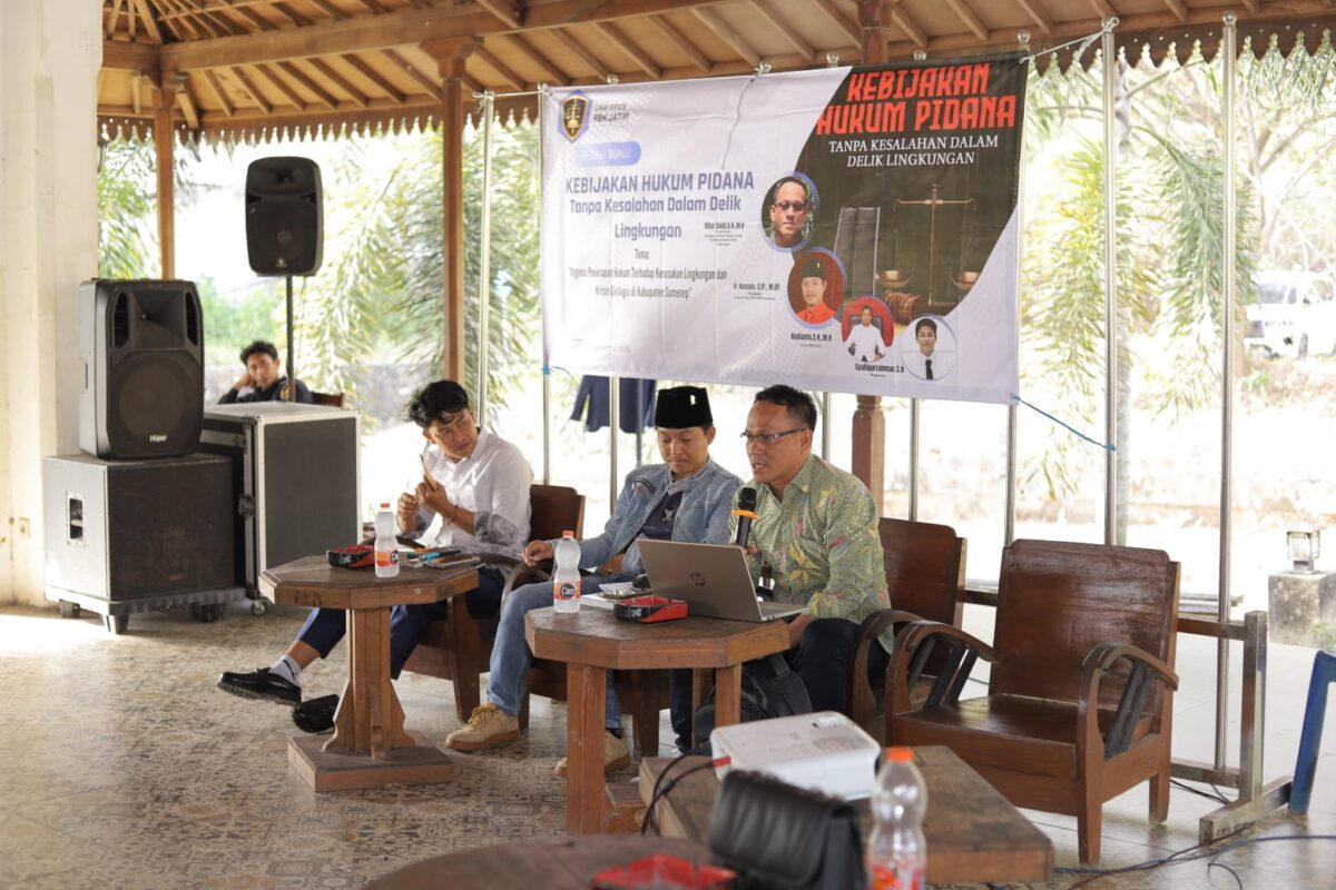 MENYAMPAIKAN: Suasana diskusi yang digelar PBH Jatim soal pertambangan ilegal dan kerusakan lingkungan di Kabupaten Sumenep (Dok. Seputar Jatim)