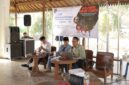 MENYAMPAIKAN: Suasana diskusi yang digelar PBH Jatim soal pertambangan ilegal dan kerusakan lingkungan di Kabupaten Sumenep (Dok. Seputar Jatim)