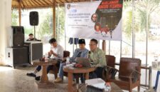 MENYAMPAIKAN: Suasana diskusi yang digelar PBH Jatim soal pertambangan ilegal dan kerusakan lingkungan di Kabupaten Sumenep (Dok. Seputar Jatim)