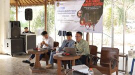 MENYAMPAIKAN: Suasana diskusi yang digelar PBH Jatim soal pertambangan ilegal dan kerusakan lingkungan di Kabupaten Sumenep (Dok. Seputar Jatim)