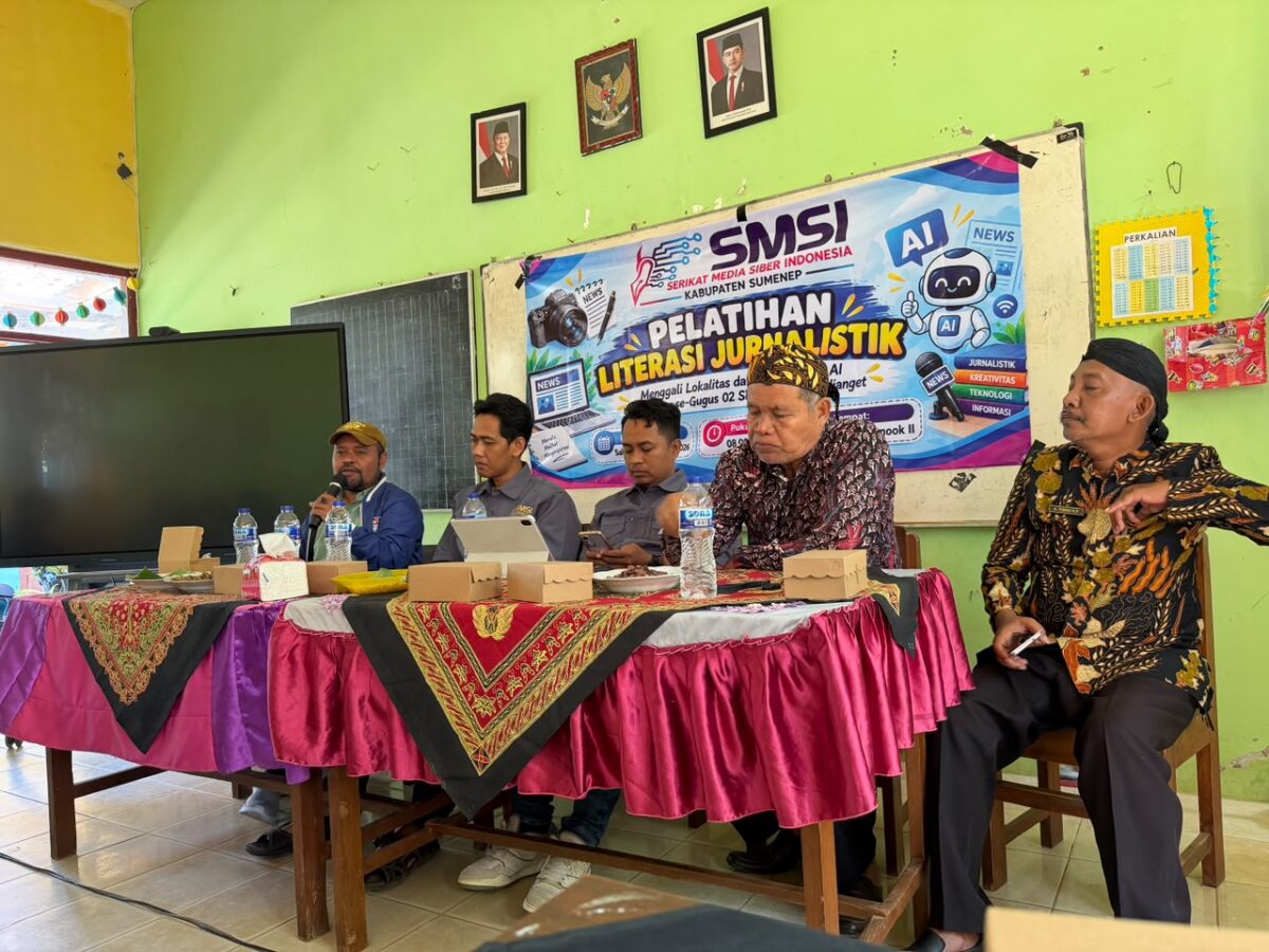 FOKUS: Pengurus SMSI Sumenep saat memberikan materi dalam kegiaran Sekolah Melek Media (Dok. Seputar Jatim)