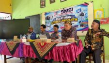FOKUS: Pengurus SMSI Sumenep saat memberikan materi dalam kegiaran Sekolah Melek Media (Dok. Seputar Jatim)