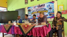FOKUS: Pengurus SMSI Sumenep saat memberikan materi dalam kegiaran Sekolah Melek Media (Dok. Seputar Jatim)