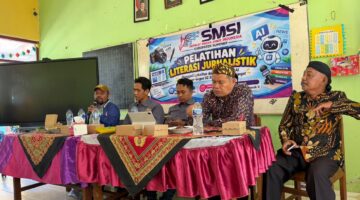 FOKUS: Pengurus SMSI Sumenep saat memberikan materi dalam kegiaran Sekolah Melek Media (Dok. Seputar Jatim)