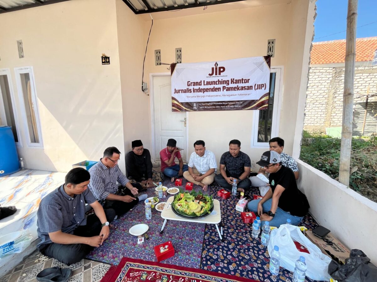 KHIDMAT: Suasana doa bersama usai meresmikan Kantor JIP (Dok. Seputar Jatim)
