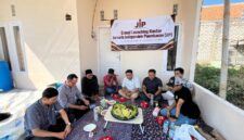 KHIDMAT: Suasana doa bersama usai meresmikan Kantor JIP (Dok. Seputar Jatim)