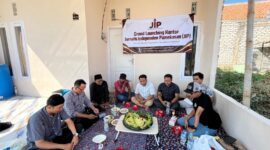 KHIDMAT: Suasana doa bersama usai meresmikan Kantor JIP (Dok. Seputar Jatim)