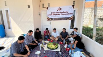 KHIDMAT: Suasana doa bersama usai meresmikan Kantor JIP (Dok. Seputar Jatim)