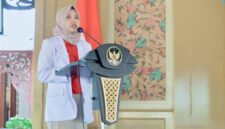 TEGAS: Owner Klinik Utama Vitria Medika, dr. Vitriyaturrida, saat memberika sambutan dalam rangka memperingati Hari Jantung Sedunia 2026 (Dok. Seputar Jatim)