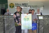 APRESIASI: Direktur Utama BPRS Bhakti Sumekar, Hairil Fajar, saat memberikan dukungan kepada salah satu pengusaha (Foto Istimewa)