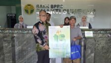 APRESIASI: Direktur Utama BPRS Bhakti Sumekar, Hairil Fajar, saat memberikan dukungan kepada salah satu pengusaha (Foto Istimewa)