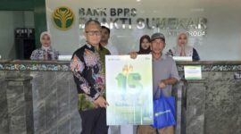APRESIASI: Direktur Utama BPRS Bhakti Sumekar, Hairil Fajar, saat memberikan dukungan kepada salah satu pengusaha (Foto Istimewa)