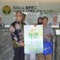 APRESIASI: Direktur Utama BPRS Bhakti Sumekar, Hairil Fajar, saat memberikan dukungan kepada salah satu pengusaha (Foto Istimewa)