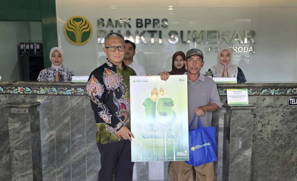 APRESIASI: Direktur Utama BPRS Bhakti Sumekar, Hairil Fajar, saat memberikan dukungan kepada salah satu pengusaha (Foto Istimewa)
