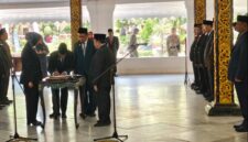 KHIDMAT: Proses pelantikan dan pengambilan sumpah jabatan berlangsung di Pendopo Agung Keraton Sumenep (Dok. Seputar Jatim)