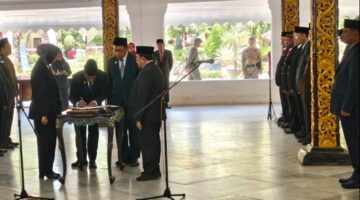 KHIDMAT: Proses pelantikan dan pengambilan sumpah jabatan berlangsung di Pendopo Agung Keraton Sumenep (Dok. Seputar Jatim)