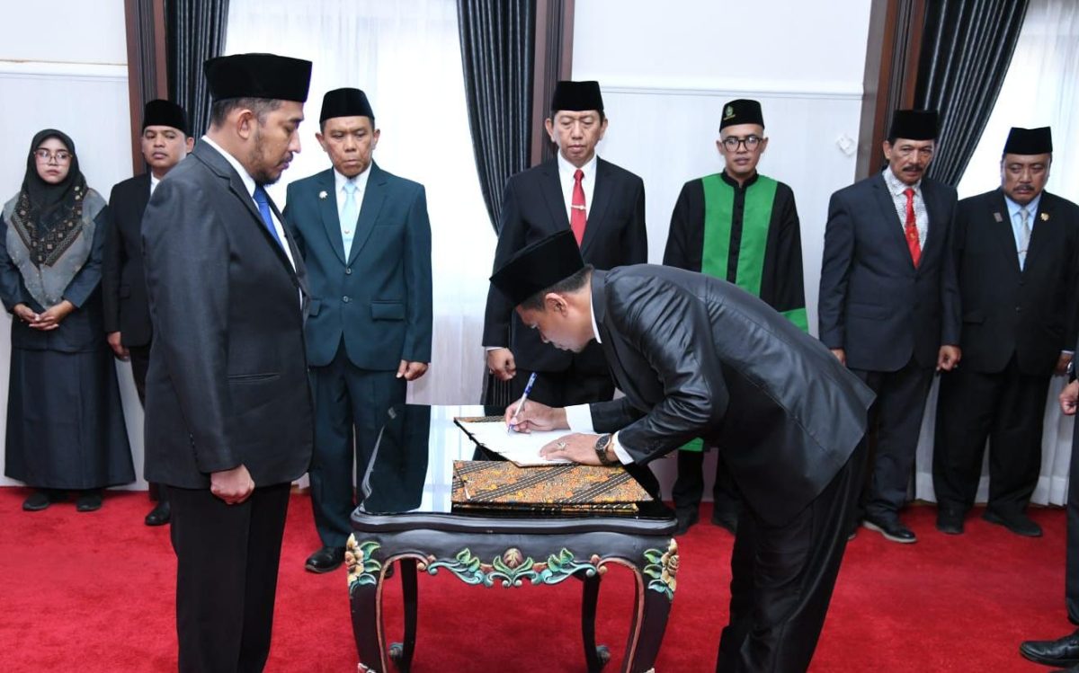 PELANTIKAN: Bupati Sumenep Achmad Fauzi Wongsojudo menyaksikan penandatanganan berita acara pelantikan oleh salah satu pejabat yang baru dilantik dalam prosesi pengambilan sumpah jabatan Pejabat Pimpinan Tinggi Pratama di lingkungan Pemkab Sumenep (Dok. Seputar Jatim)