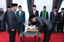 PELANTIKAN: Bupati Sumenep Achmad Fauzi Wongsojudo menyaksikan penandatanganan berita acara pelantikan oleh salah satu pejabat yang baru dilantik dalam prosesi pengambilan sumpah jabatan Pejabat Pimpinan Tinggi Pratama di lingkungan Pemkab Sumenep (Dok. Seputar Jatim)