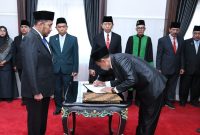 PELANTIKAN: Bupati Sumenep Achmad Fauzi Wongsojudo menyaksikan penandatanganan berita acara pelantikan oleh salah satu pejabat yang baru dilantik dalam prosesi pengambilan sumpah jabatan Pejabat Pimpinan Tinggi Pratama di lingkungan Pemkab Sumenep (Dok. Seputar Jatim)