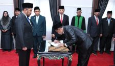 PELANTIKAN: Bupati Sumenep Achmad Fauzi Wongsojudo menyaksikan penandatanganan berita acara pelantikan oleh salah satu pejabat yang baru dilantik dalam prosesi pengambilan sumpah jabatan Pejabat Pimpinan Tinggi Pratama di lingkungan Pemkab Sumenep (Dok. Seputar Jatim)