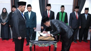 PELANTIKAN: Bupati Sumenep Achmad Fauzi Wongsojudo menyaksikan penandatanganan berita acara pelantikan oleh salah satu pejabat yang baru dilantik dalam prosesi pengambilan sumpah jabatan Pejabat Pimpinan Tinggi Pratama di lingkungan Pemkab Sumenep (Dok. Seputar Jatim)