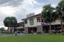 MENDUNG:
Gedung Pemerintah Kabupaten Sumenep tampak dari halaman depan (Mufti Che - Seputar Jatim)