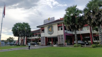 MENDUNG:
Gedung Pemerintah Kabupaten Sumenep tampak dari halaman depan (Mufti Che - Seputar Jatim)