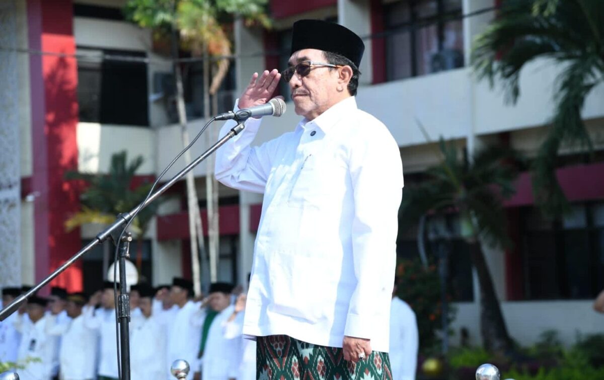 GAGAH: Wabup Sumenep, Imam Hasyim, saat memberikan hormat pada apel peringatan Hari Santri Nasional (HSN) 2026 di halaman Kantor Bupati Sumenep (Dok. Seputar Jatim)