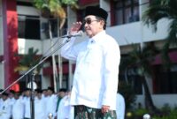 GAGAH: Wabup Sumenep, Imam Hasyim, saat memberikan hormat pada apel peringatan Hari Santri Nasional (HSN) 2026 di halaman Kantor Bupati Sumenep (Dok. Seputar Jatim)