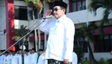 GAGAH: Wabup Sumenep, Imam Hasyim, saat memberikan hormat pada apel peringatan Hari Santri Nasional (HSN) 2026 di halaman Kantor Bupati Sumenep (Dok. Seputar Jatim)