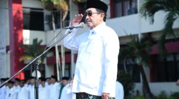 GAGAH: Wabup Sumenep, Imam Hasyim, saat memberikan hormat pada apel peringatan Hari Santri Nasional (HSN) 2026 di halaman Kantor Bupati Sumenep (Dok. Seputar Jatim)