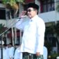 GAGAH: Wabup Sumenep, Imam Hasyim, saat memberikan hormat pada apel peringatan Hari Santri Nasional (HSN) 2026 di halaman Kantor Bupati Sumenep (Dok. Seputar Jatim)