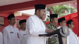 Bupati Sumenep, Achmad Fauzi Wongsojudo, saat mem