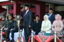 KHIDMAT: Bupati Sumenep Achmad Fauzi Wongsojudo saat memberikan penghormatan pada upacara peringatan Hari Kesaktian Pancasila di Halaman Kantor Bupati (Dok. Seputar Jatim)