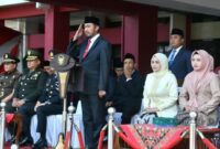 KHIDMAT: Bupati Sumenep Achmad Fauzi Wongsojudo saat memberikan penghormatan pada upacara peringatan Hari Kesaktian Pancasila di Halaman Kantor Bupati (Dok. Seputar Jatim)