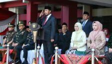 KHIDMAT: Bupati Sumenep Achmad Fauzi Wongsojudo saat memberikan penghormatan pada upacara peringatan Hari Kesaktian Pancasila di Halaman Kantor Bupati (Dok. Seputar Jatim)