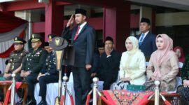 KHIDMAT: Bupati Sumenep Achmad Fauzi Wongsojudo saat memberikan penghormatan pada upacara peringatan Hari Kesaktian Pancasila di Halaman Kantor Bupati (Dok. Seputar Jatim)