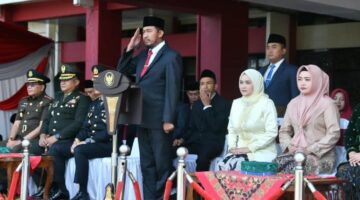 KHIDMAT: Bupati Sumenep Achmad Fauzi Wongsojudo saat memberikan penghormatan pada upacara peringatan Hari Kesaktian Pancasila di Halaman Kantor Bupati (Dok. Seputar Jatim)
