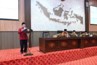 MEMBACAKAN: Wakil Bupati Sumenep, Imam Hasyim saat mewakili Bupati Achmad Fauzi Wongsojudo, dalam Rapat Paripurna DPRD Kabupaten Sumenep (Dok. Seputar Jatim)