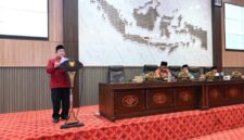 MEMBACAKAN: Wakil Bupati Sumenep, Imam Hasyim saat mewakili Bupati Achmad Fauzi Wongsojudo, dalam Rapat Paripurna DPRD Kabupaten Sumenep (Dok. Seputar Jatim)