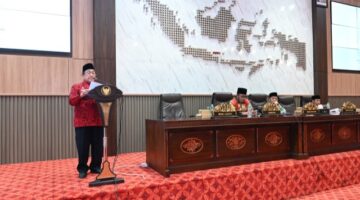 MEMBACAKAN: Wakil Bupati Sumenep, Imam Hasyim saat mewakili Bupati Achmad Fauzi Wongsojudo, dalam Rapat Paripurna DPRD Kabupaten Sumenep (Dok. Seputar Jatim)