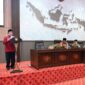 MEMBACAKAN: Wakil Bupati Sumenep, Imam Hasyim saat mewakili Bupati Achmad Fauzi Wongsojudo, dalam Rapat Paripurna DPRD Kabupaten Sumenep (Dok. Seputar Jatim)