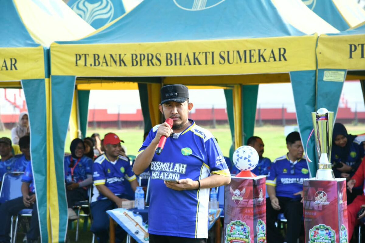 CERAH: Bupati Sumenep Achmad Fauzi Wongsojudo saat memberikan sambutan pada pembukaan turnamen mini soccer U-13 di Stadion Ahmad Yani Sumenep (Dok. Seputar Jatim)