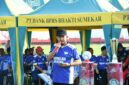 CERAH: Bupati Sumenep Achmad Fauzi Wongsojudo saat memberikan sambutan pada pembukaan turnamen mini soccer U-13 di Stadion Ahmad Yani Sumenep (Dok. Seputar Jatim)