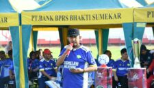 CERAH: Bupati Sumenep Achmad Fauzi Wongsojudo saat memberikan sambutan pada pembukaan turnamen mini soccer U-13 di Stadion Ahmad Yani Sumenep (Dok. Seputar Jatim)