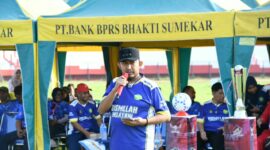 CERAH: Bupati Sumenep Achmad Fauzi Wongsojudo saat memberikan sambutan pada pembukaan turnamen mini soccer U-13 di Stadion Ahmad Yani Sumenep (Dok. Seputar Jatim)