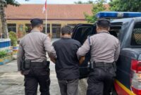 ILUSTRASI: Seorang pria saat dikawal dua petugas kepolisian menuju kendaraan polisi atas dugaan pencabulan (Dok. Seputar Jatim)