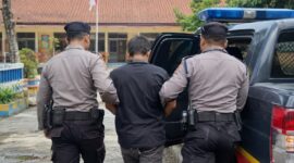 ILUSTRASI: Seorang pria saat dikawal dua petugas kepolisian menuju kendaraan polisi atas dugaan pencabulan (Dok. Seputar Jatim)